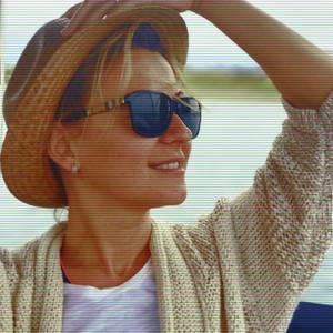 Meet your Posher, Adina